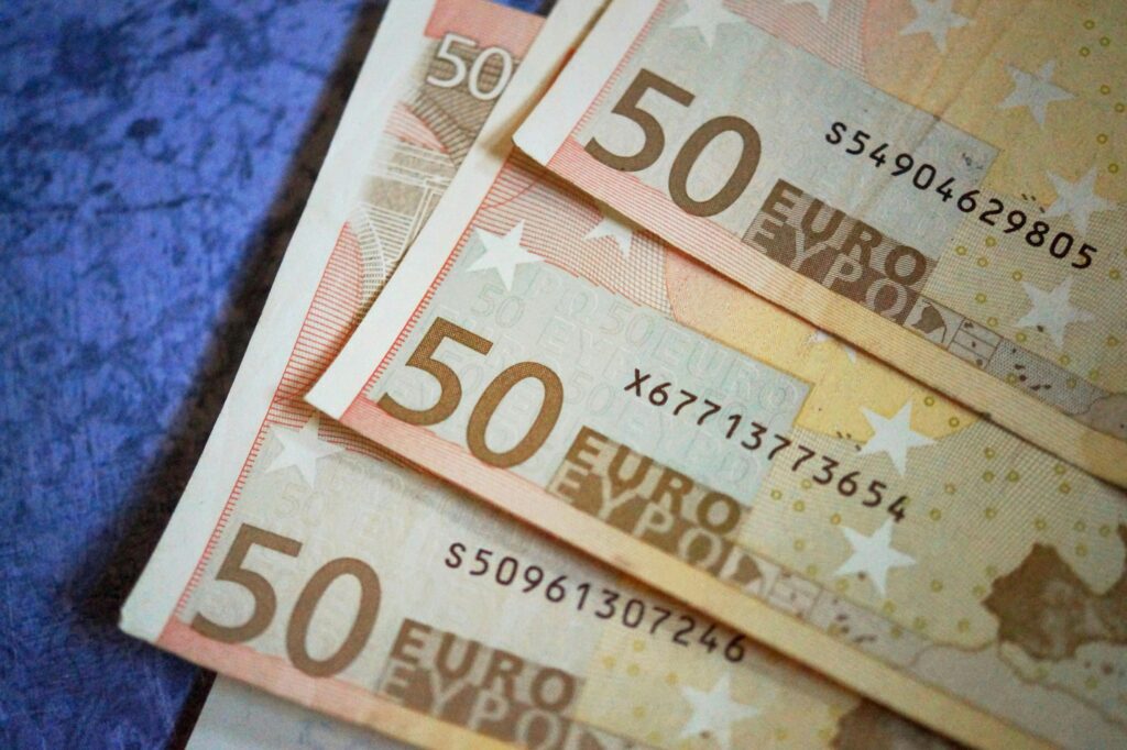 Ekonomia behawioralna – banknoty euro symbolizujące decyzje finansowe i zachowania ludzi w kontekście ekonomii.