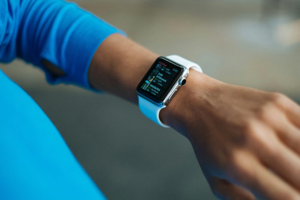 Smartwatch na nadgarstku jako przykład nowoczesnej technologii – ilustracja do tematu wprowadzenie produktu na rynek polski.