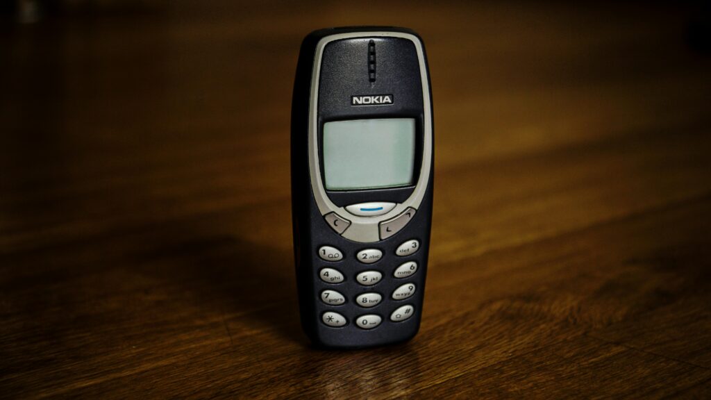 upadek Nokii – klasyczny telefon Nokia 3310 jako symbol utraty dominacji rynkowej i zmian technologicznych w branży telefonów komórkowych
