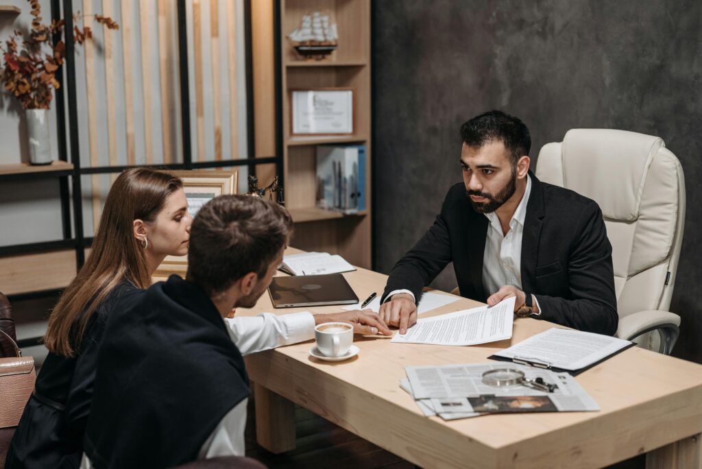 konsultacje marketingowe dla firm – spotkanie biznesowe przy biurku podczas omawiania strategii marketingowej i analizy działań firmy
